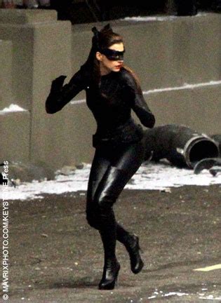 anne hathaway leak|New Leaked Set Photos Show Anne Hathaway In Catwoman。